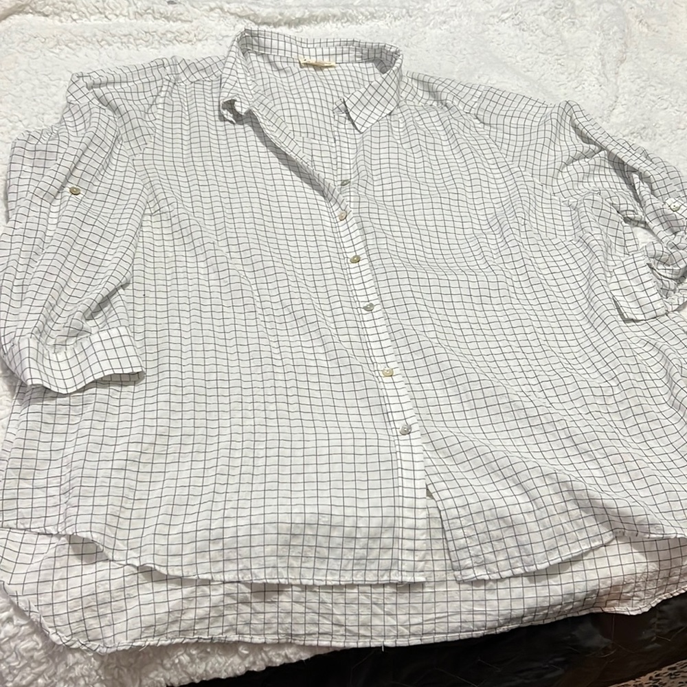 Camisa se botones blanca con rayas negras, 3/4 de manga
